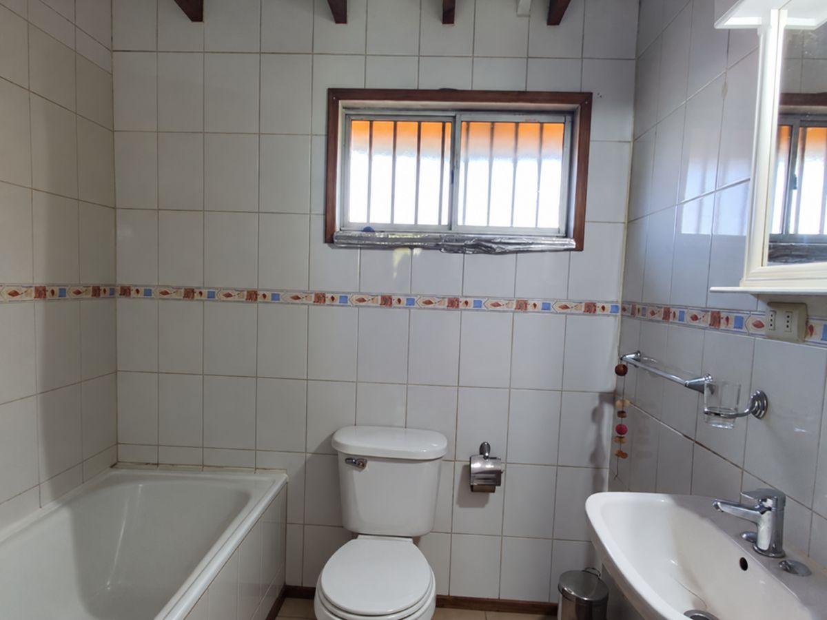 Arriendo Casa 2D 1B amplio patio con entrada de autos