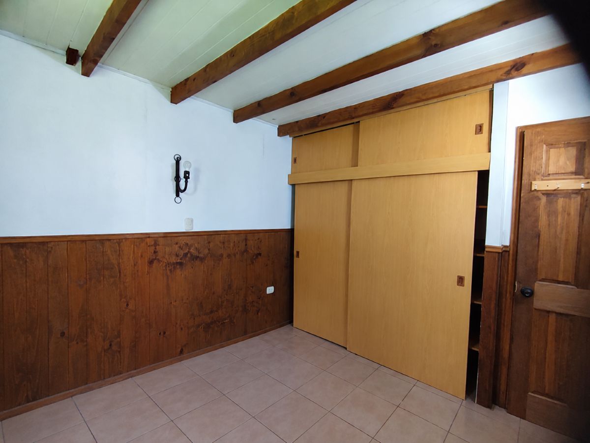 Arriendo Casa 2D 1B amplio patio con entrada de autos