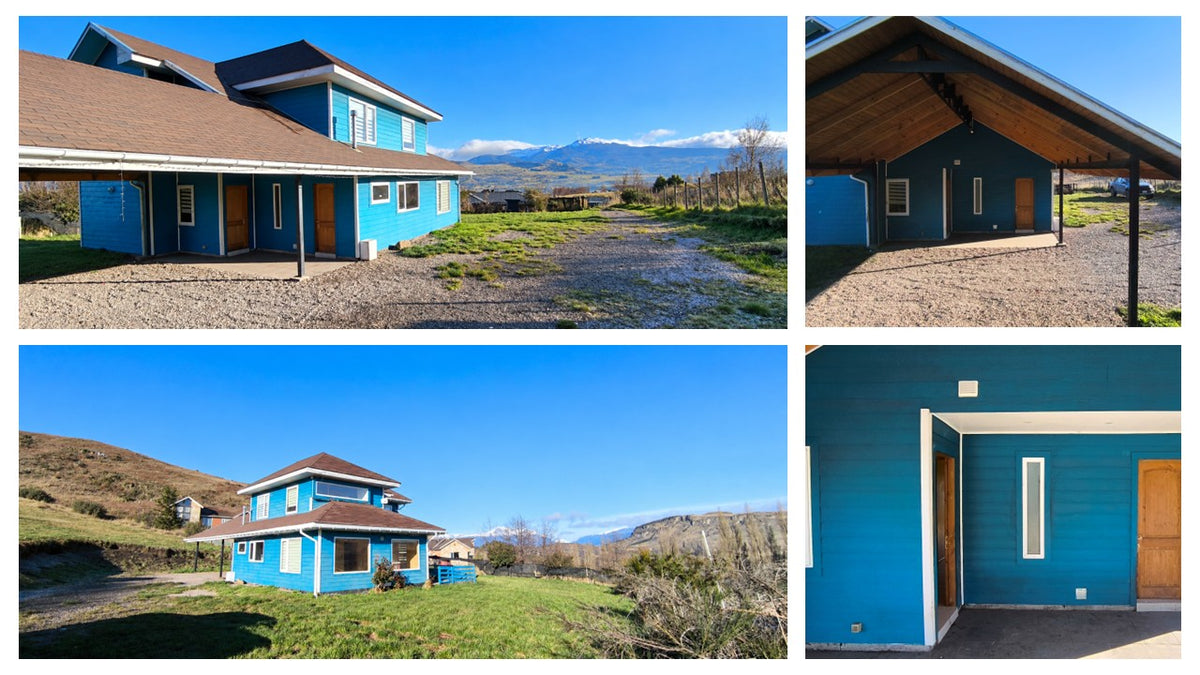 Casa turquesa con vista panorámica de las montañas nevadas, cercana a la ciudad